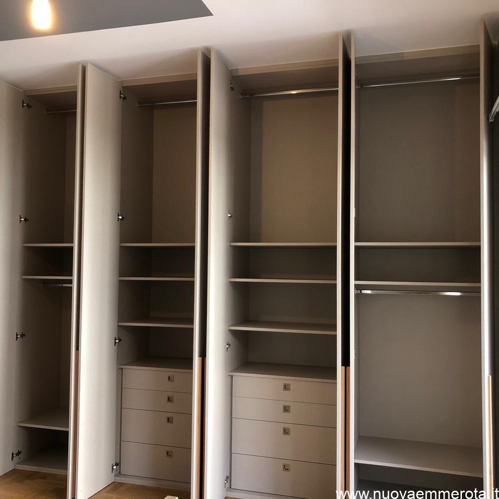 interno armadio con cassetti, spazio camice e mensole 