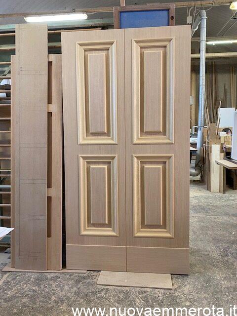 Elegante porta in legno con cornici nel telaio