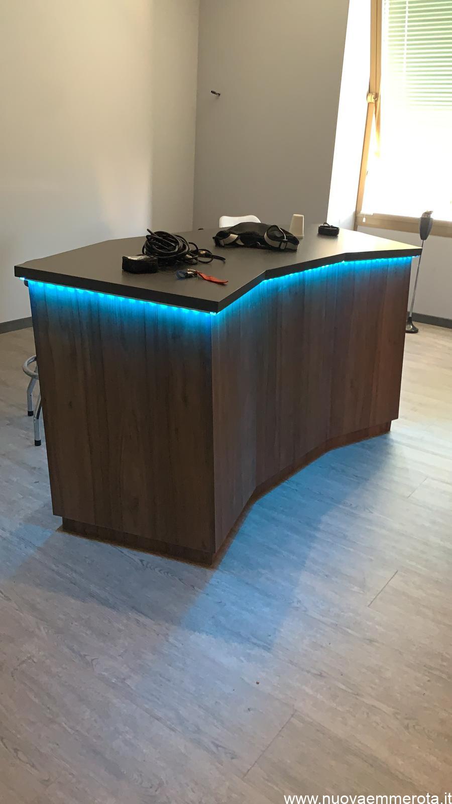 Bancone in legno con luce led blu per ufficio musica.