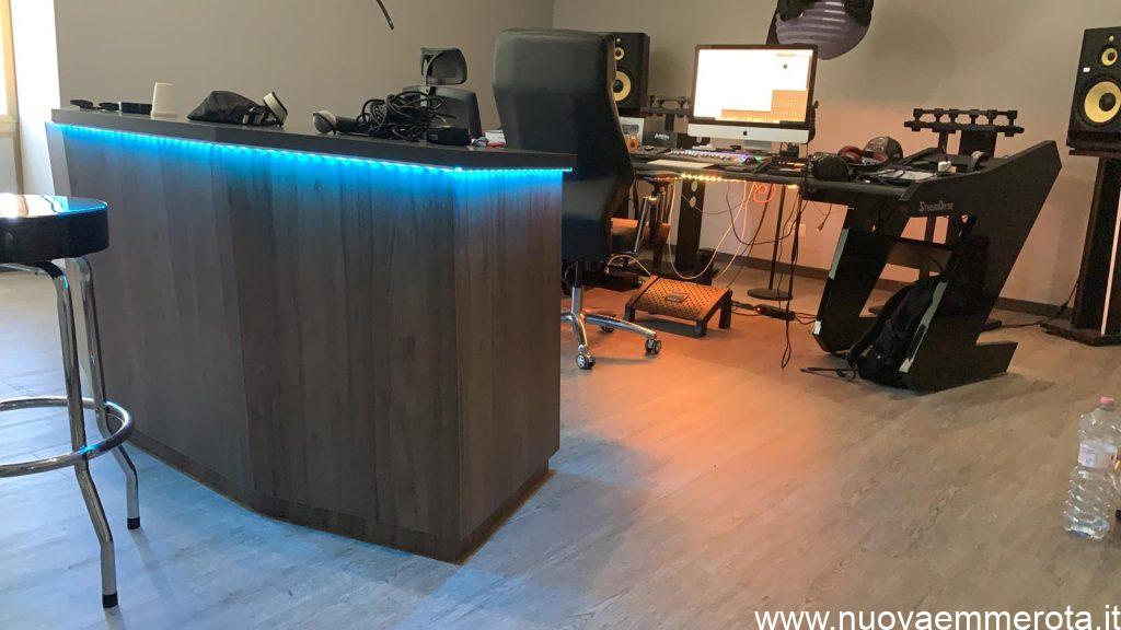 Bancone in legno con luce led blu per ufficio musica.