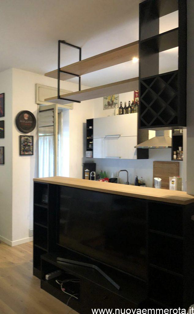 Bancone cucina nero con piano in Naturmatt e struttura a soffitto con portabottiglie.