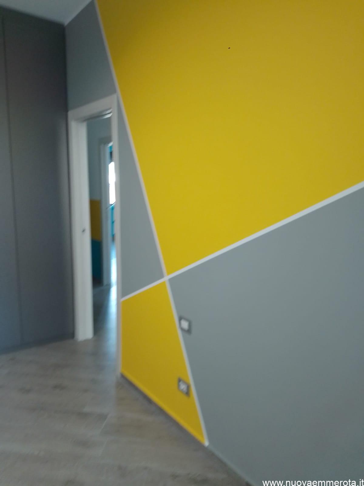 Armadio installato in ambiente cromatico con pareti color crigio e giallo.