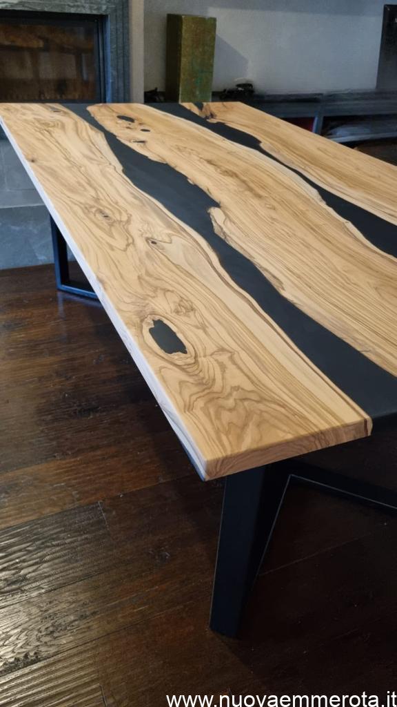 Particolare tavolo in legno d'ulivo e resina nera.