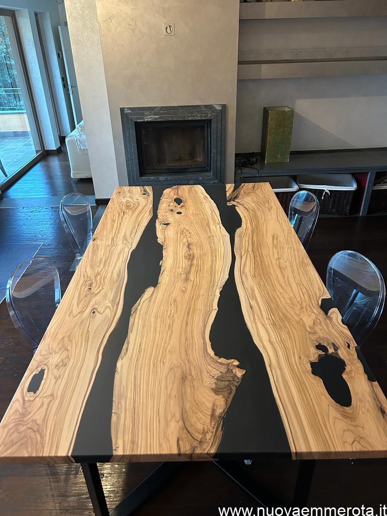 Tavolo in legno d' ulivo e resina nera con supporto in metallo.