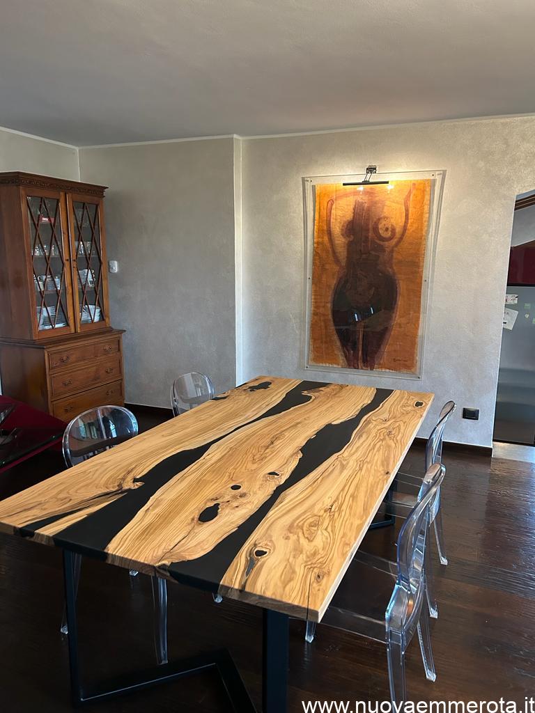 Tavolo in legno d' ulivo e resina nera con supporto in metallo.