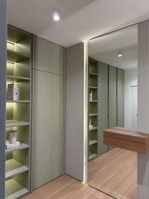 Mobile ingresso laccato salvia con parti a giorno specchio e svuota tasche